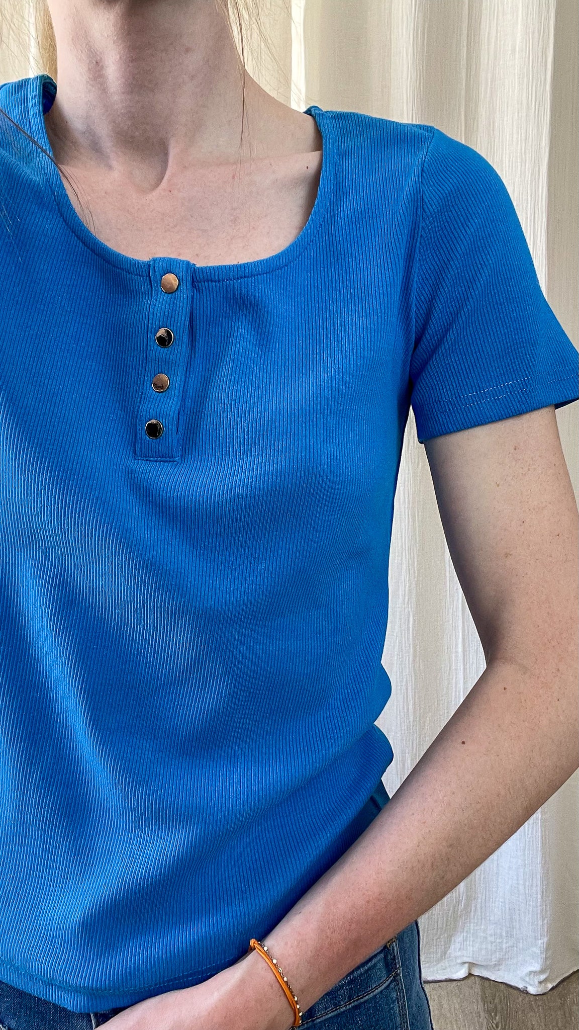 T-shirt côtelé bleu roi femme manches courtes col rond avec boutons pression dorés style casual