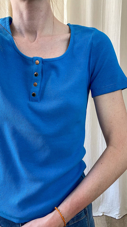 T-shirt côtelé bleu roi femme manches courtes col rond avec boutons pression dorés style casual