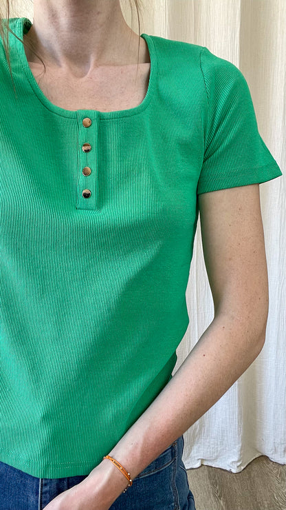 T-shirt côtelé vert femme manches courtes col rond boutons dorés style casual chic