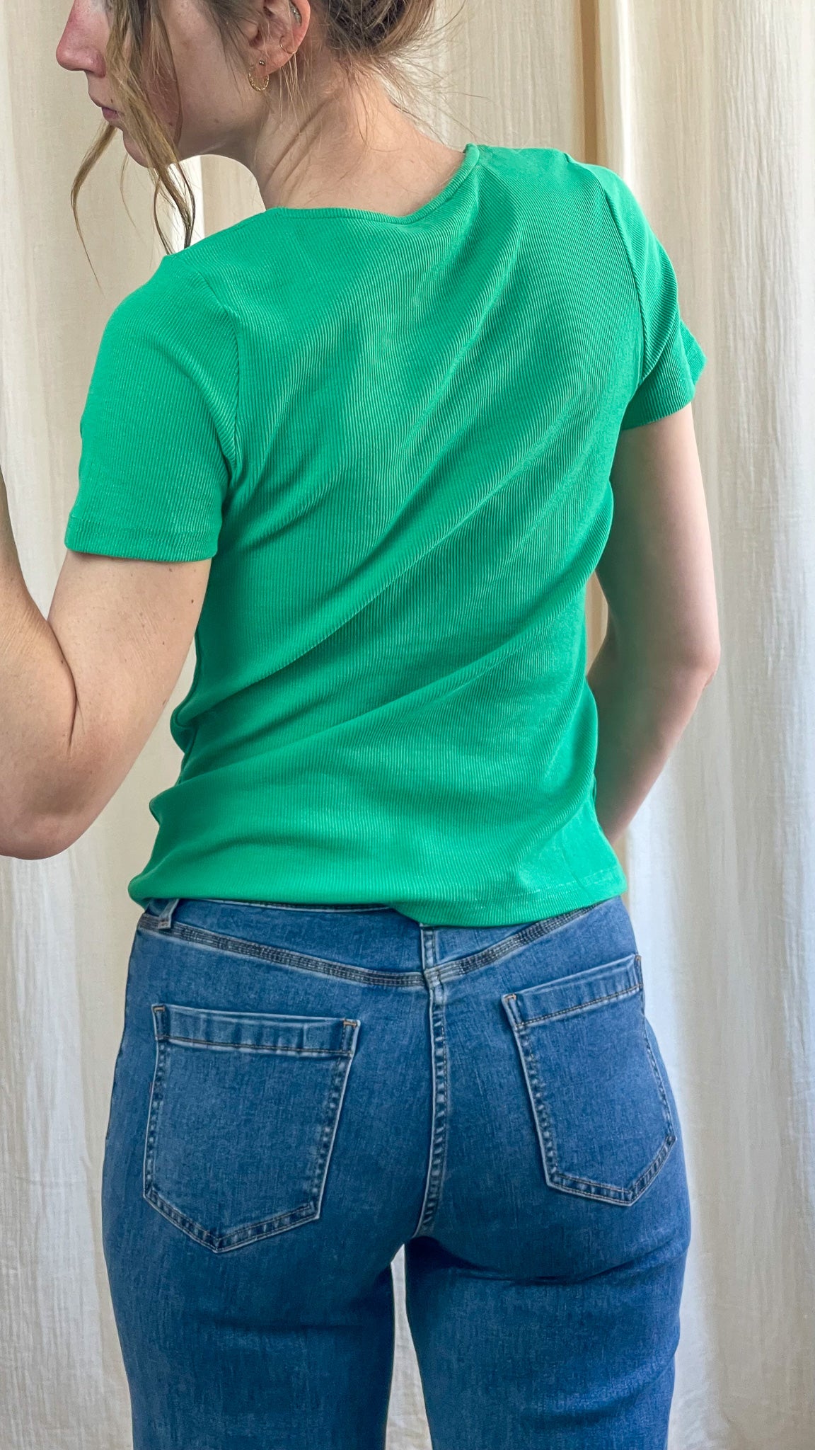T-shirt côtelé vert femme manches courtes coupe ajustée porté avec jean taille haute vue dos