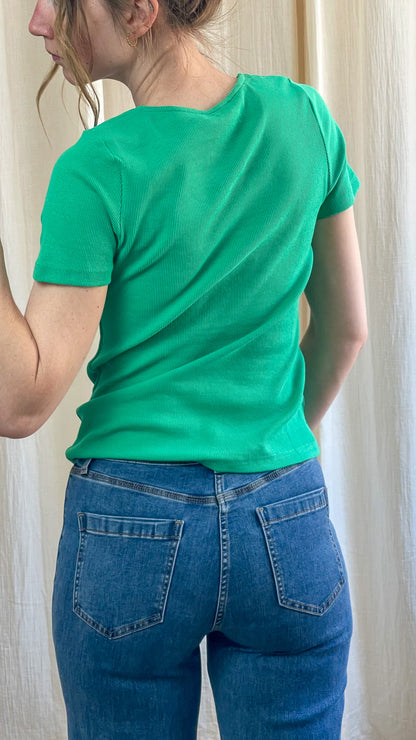 T-shirt côtelé vert femme manches courtes coupe ajustée porté avec jean taille haute vue dos