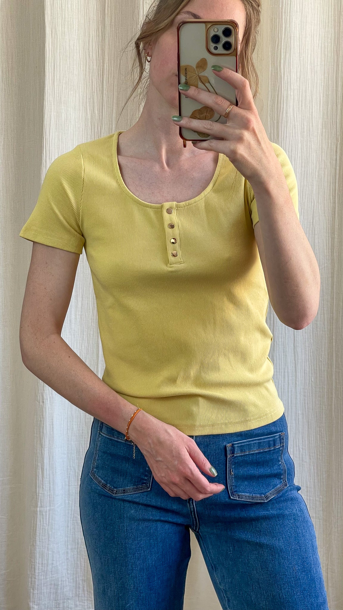 T-shirt côtelé jaune femme col rond avec boutons pression manches courtes coupe ajustée style casual