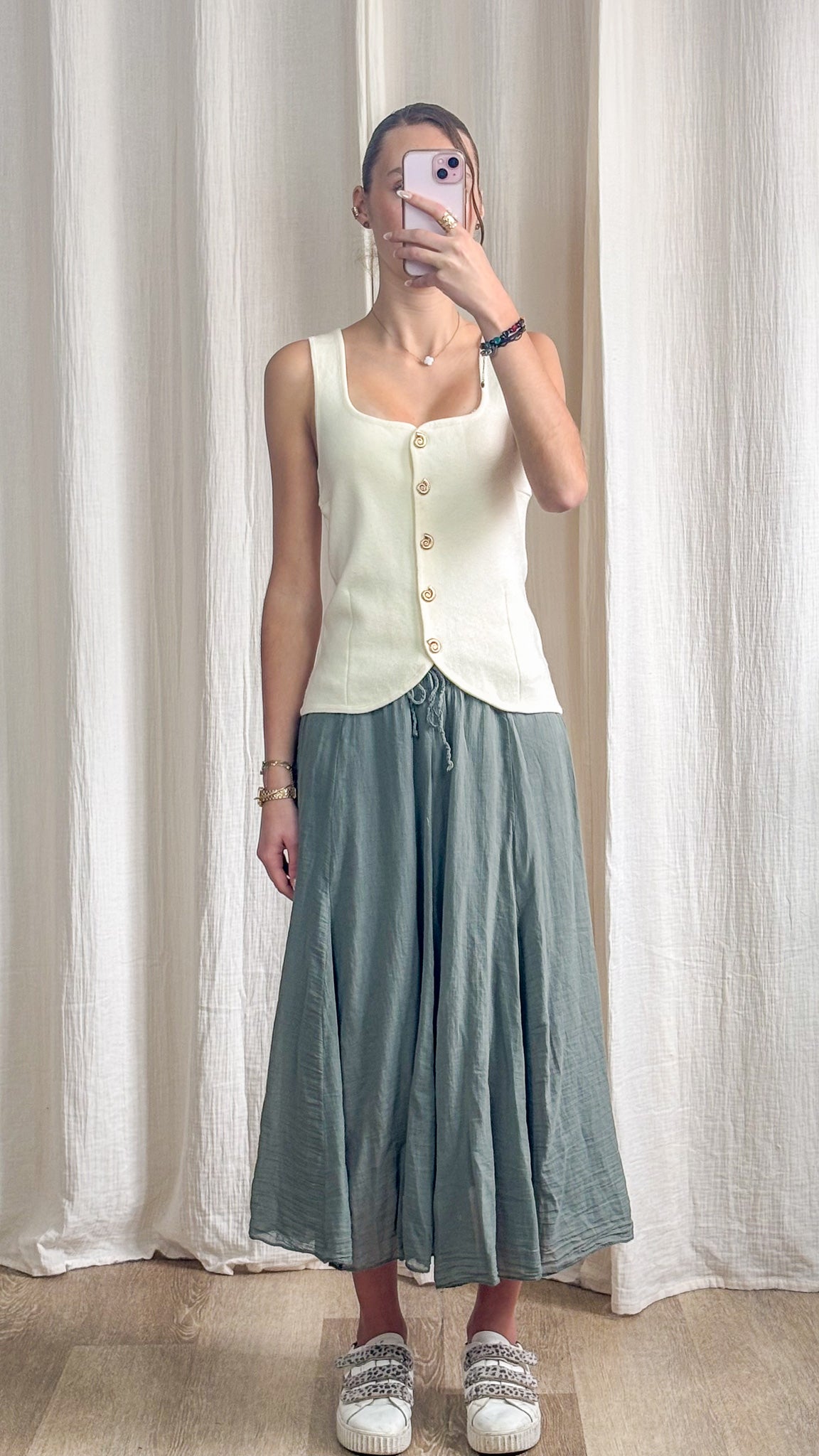Jupe longue fluide vert sauge taille élastique style bohème femme associée à un top boutonné écru