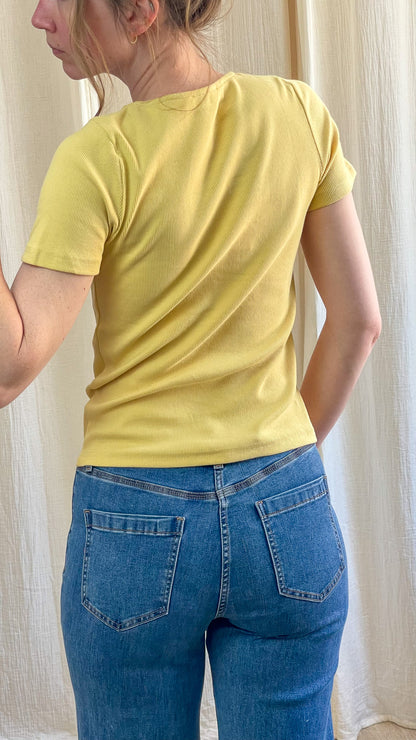T-shirt côtelé jaune moutarde manches courtes coupe ajustée femme porté avec jean bleu taille haute