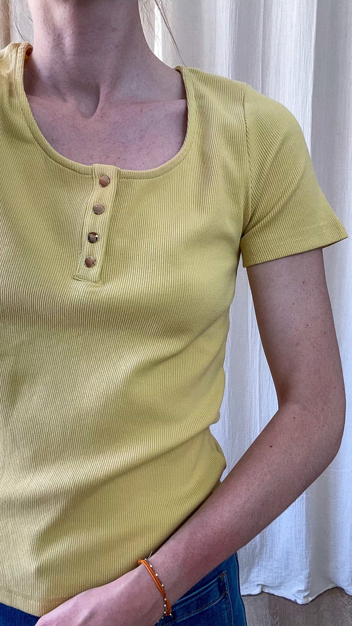 T-shirt côtelé femme jaune moutarde manches courtes col rond boutons style henley casual