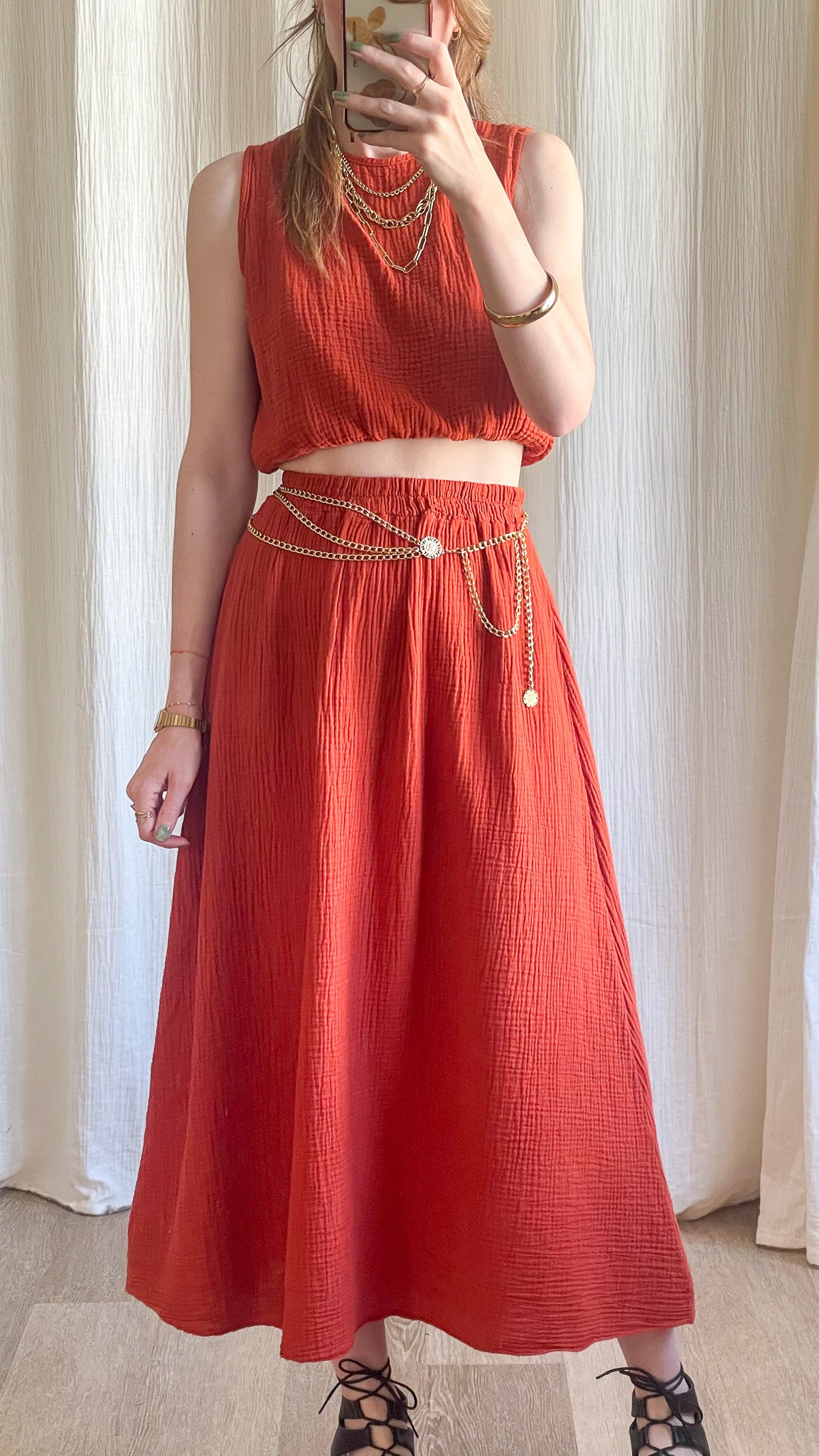 Ensemble top crop et jupe longue en gaze de coton terracotta avec ceinture chaîne dorée femme bohème été