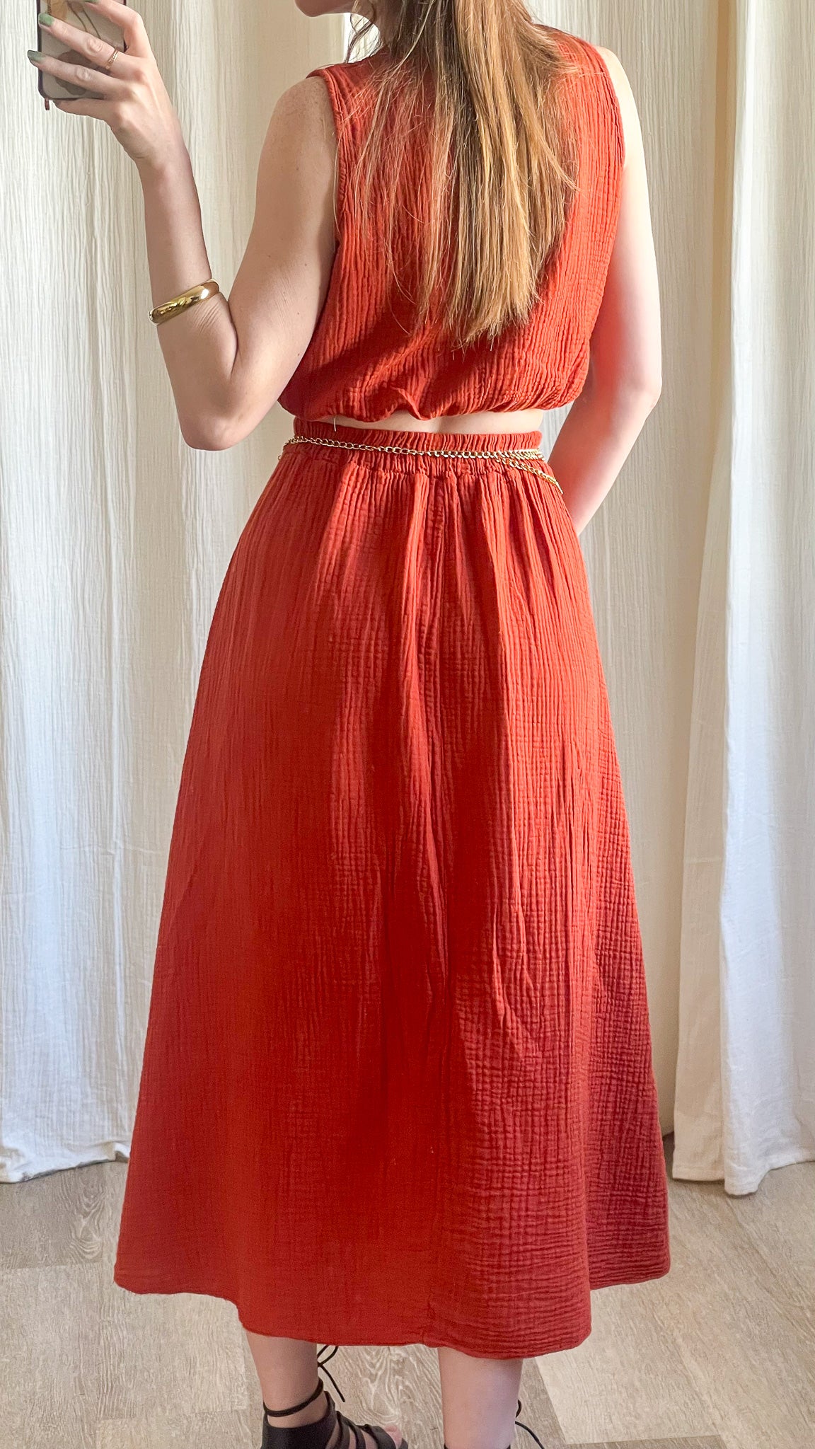 Ensemble top et jupe longue en gaze de coton rouge orangé dos ouvert avec chaîne dorée femme été