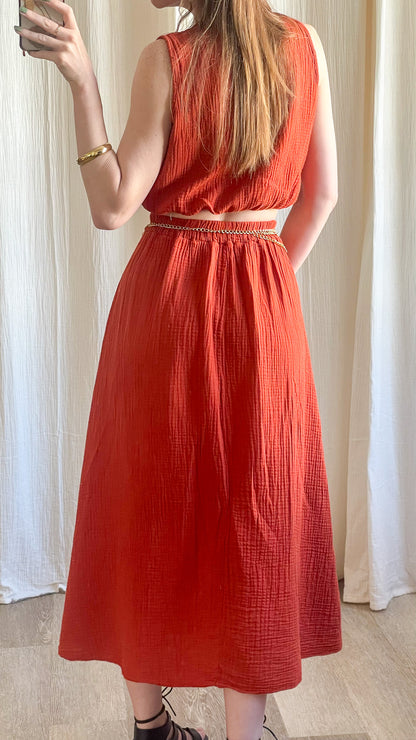 Ensemble top et jupe longue en gaze de coton rouge orangé dos ouvert avec chaîne dorée femme été