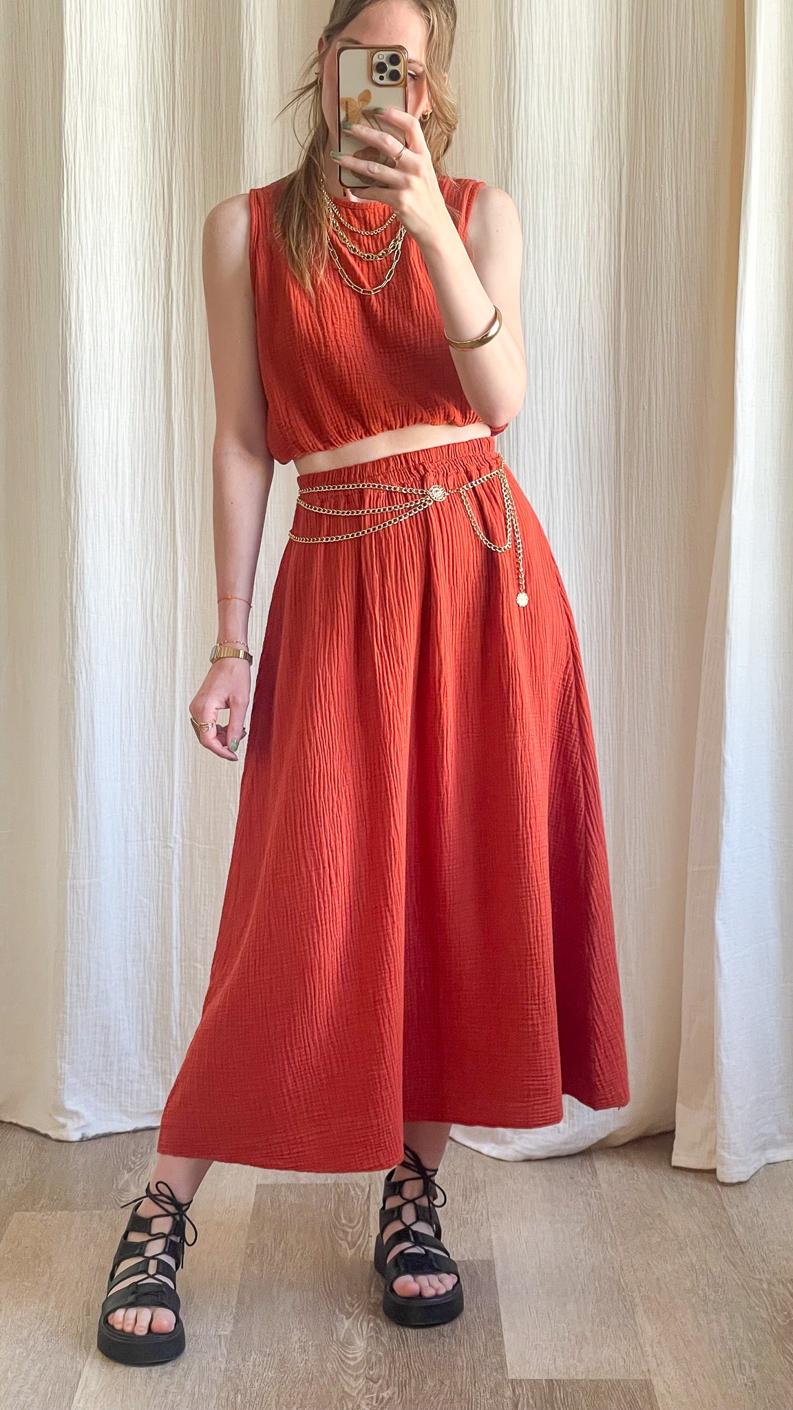 Ensemble top et jupe longue en gaze de coton terracotta avec ceinture chaîne dorée, tenue bohème été femme