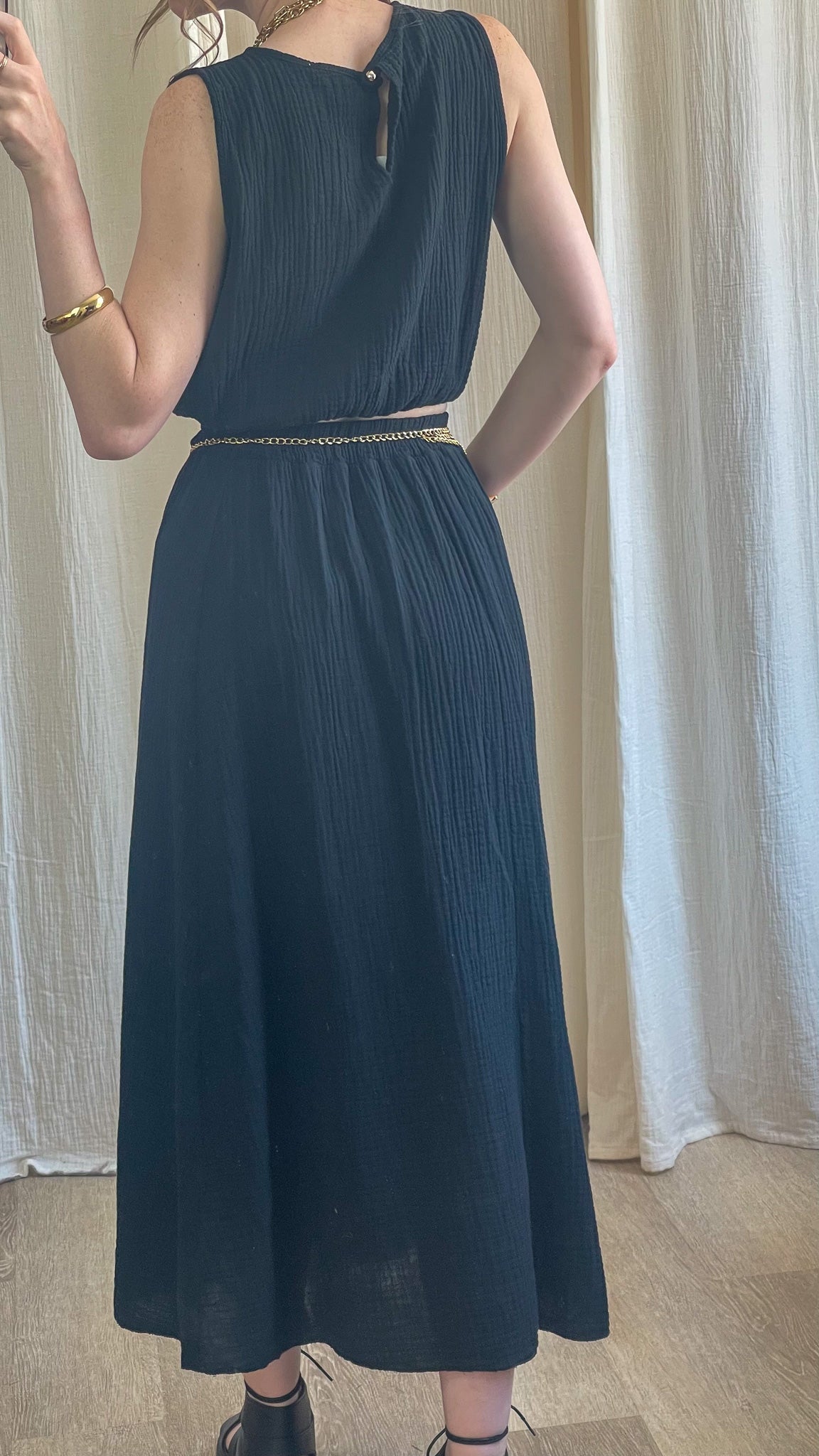Ensemble top et jupe longue noir en gaze de coton avec ceinture chaîne dorée, tenue bohème chic femme