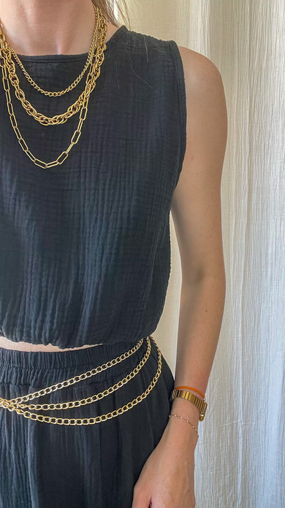 Ensemble top et jupe noir en gaze de coton avec ceinture chaîne dorée style bohème chic femme