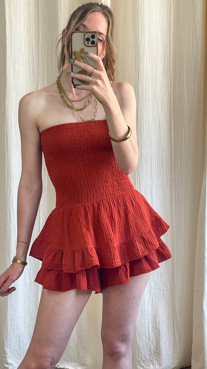 Combishort Julia rouge brique bustier smocké à volants style bohème femme