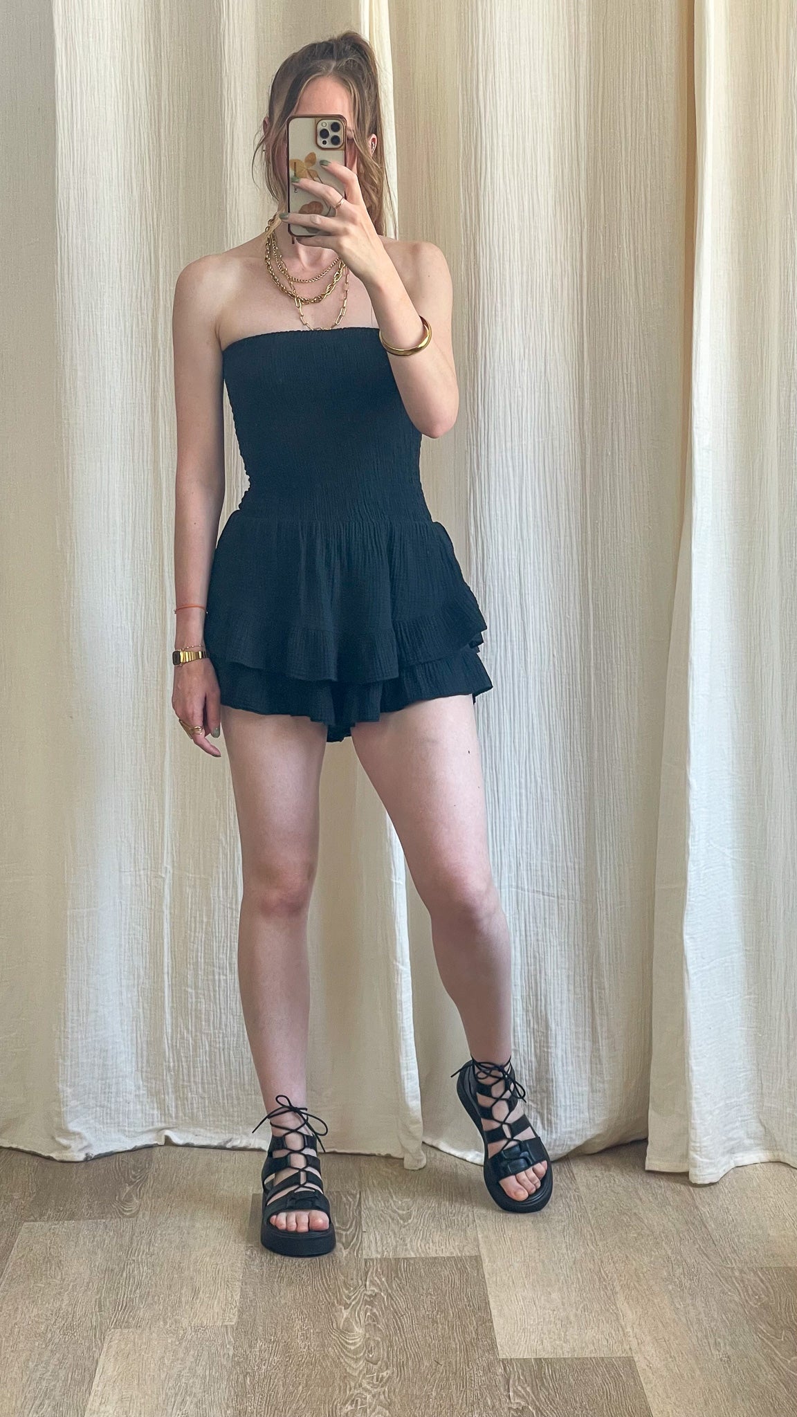 Combishort noir bustier smocké Julia à volants superposés, tenue été femme chic et décontractée