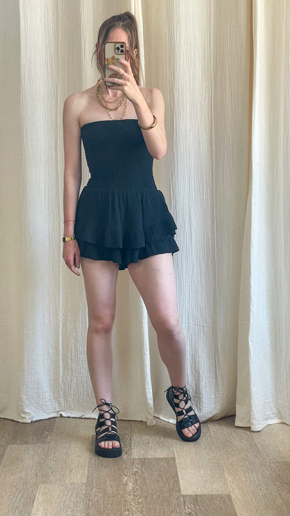 Combishort noir bustier smocké Julia à volants superposés, tenue été femme chic et décontractée