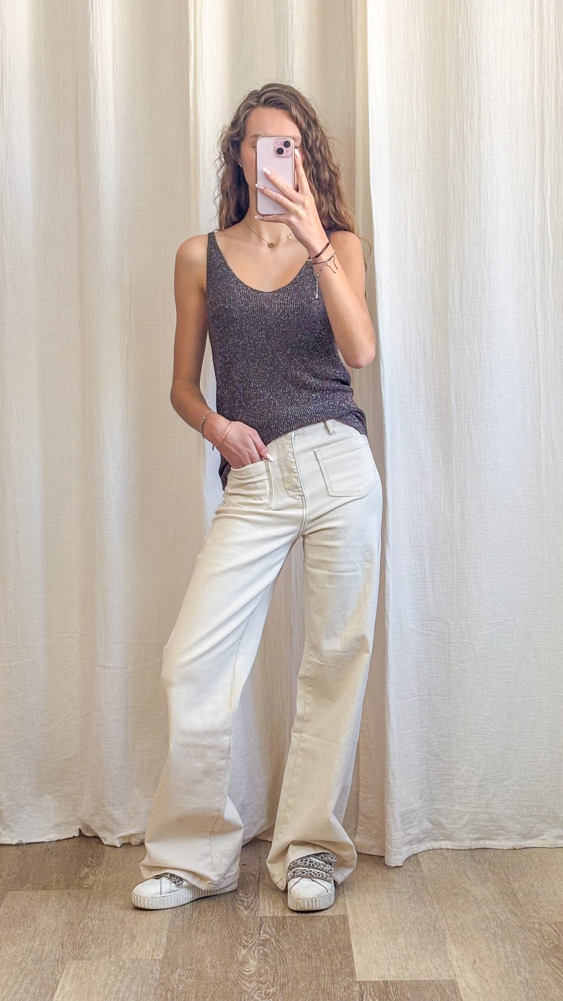 Débardeur à paillettes gris anthracite en maille lurex fine bretelles fines femme porté avec pantalon large écru