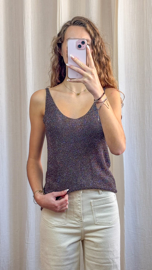 Top débardeur paillettes lurex violet irisé à fines bretelles, maille scintillante femme, porté avec jean écru taille haute
