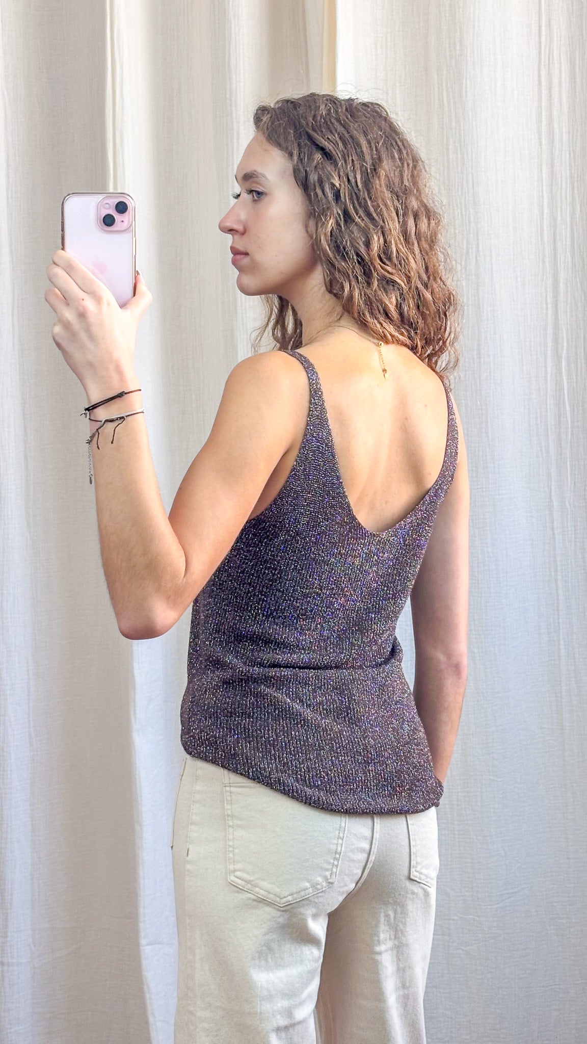Top débardeur paillettes lurex violet dos nu femme, maille fine scintillante, bretelles fines, coupe ajustée casual chic