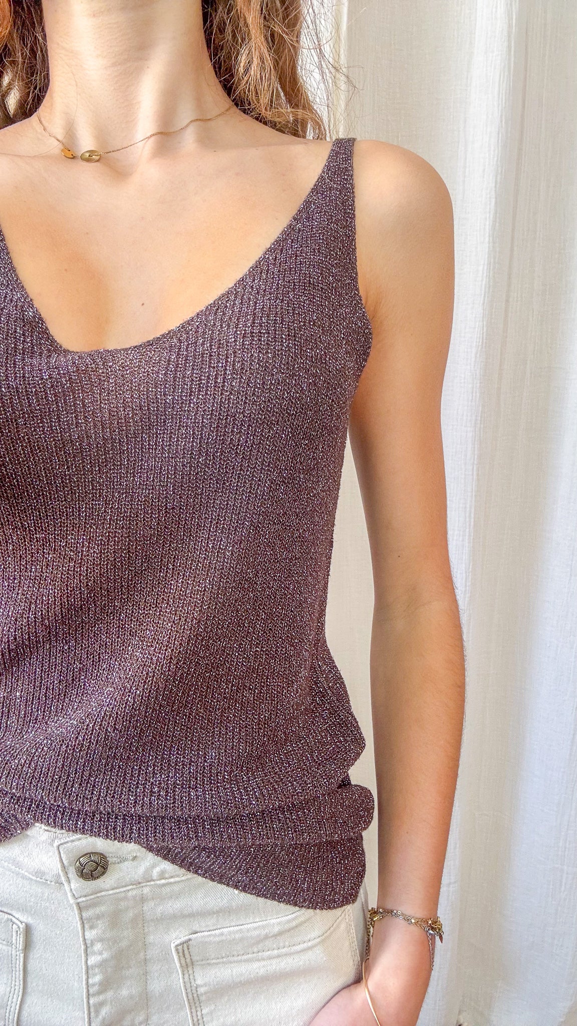 Top débardeur Lou violet à paillettes en maille fine lurex col V femme porté avec jean blanc