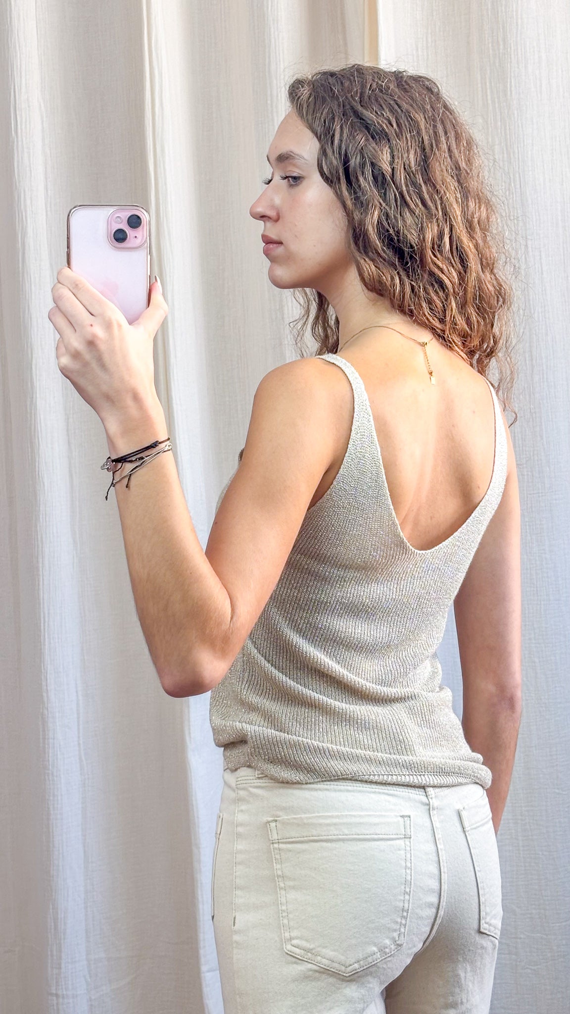 Top débardeur à paillettes lurex beige doré dos échancré maille fine femme porté avec jean écru