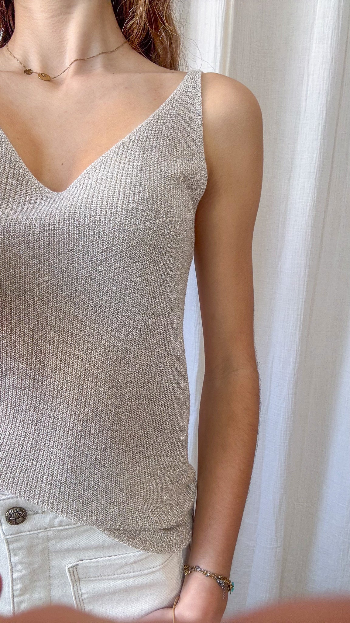 Top débardeur paillettes beige doré en maille fine lurex avec décolleté V et bretelles larges femme