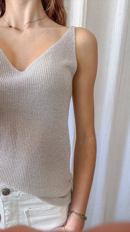 Top débardeur paillettes beige doré en maille fine lurex avec décolleté V et bretelles larges femme