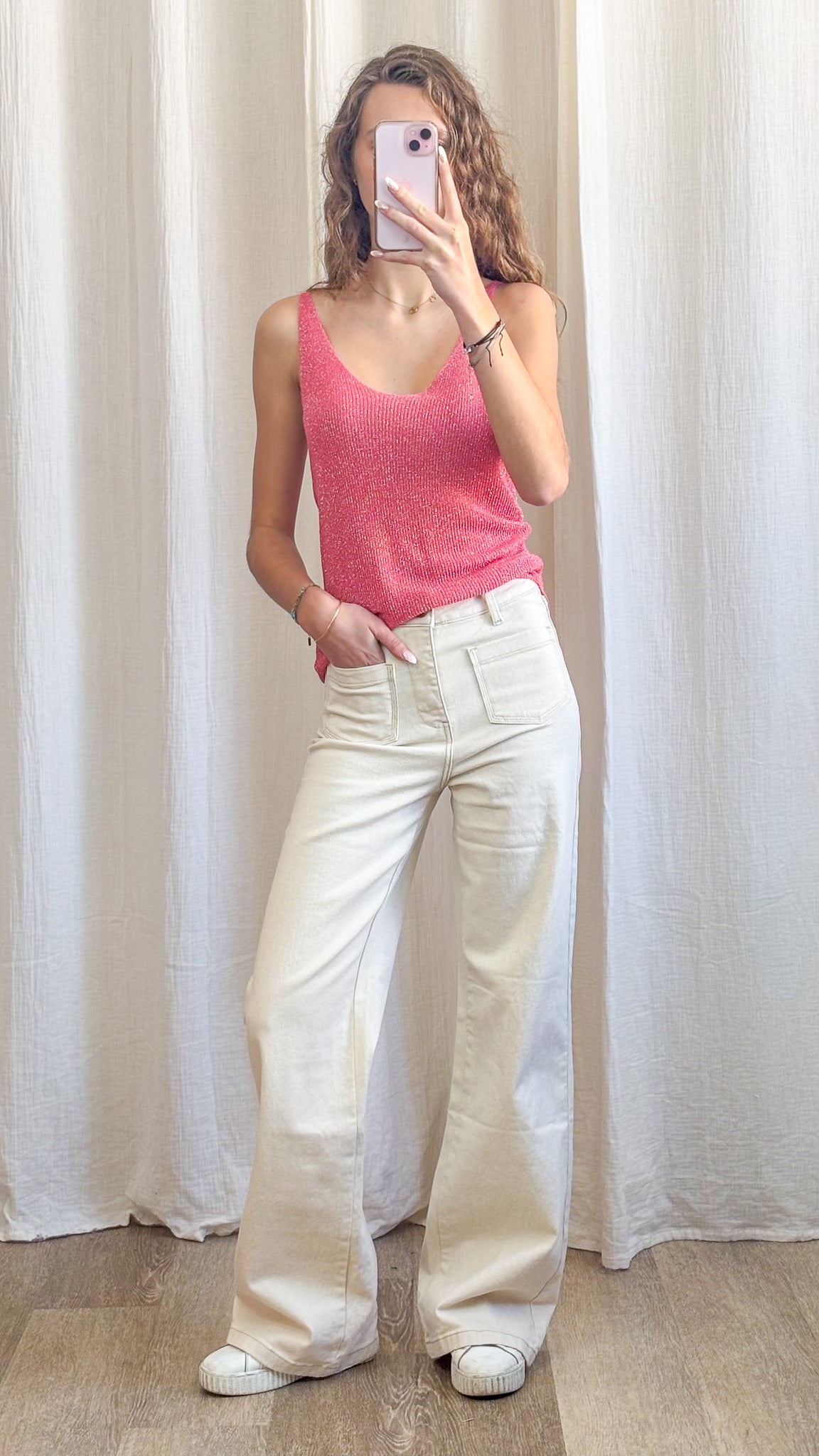 Top débardeur rose à paillettes en maille fine lurex femme porté avec pantalon large écru tenue été tendance