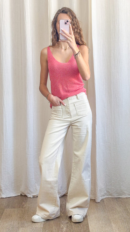 Top débardeur rose à paillettes en maille fine lurex femme porté avec pantalon large écru tenue été tendance