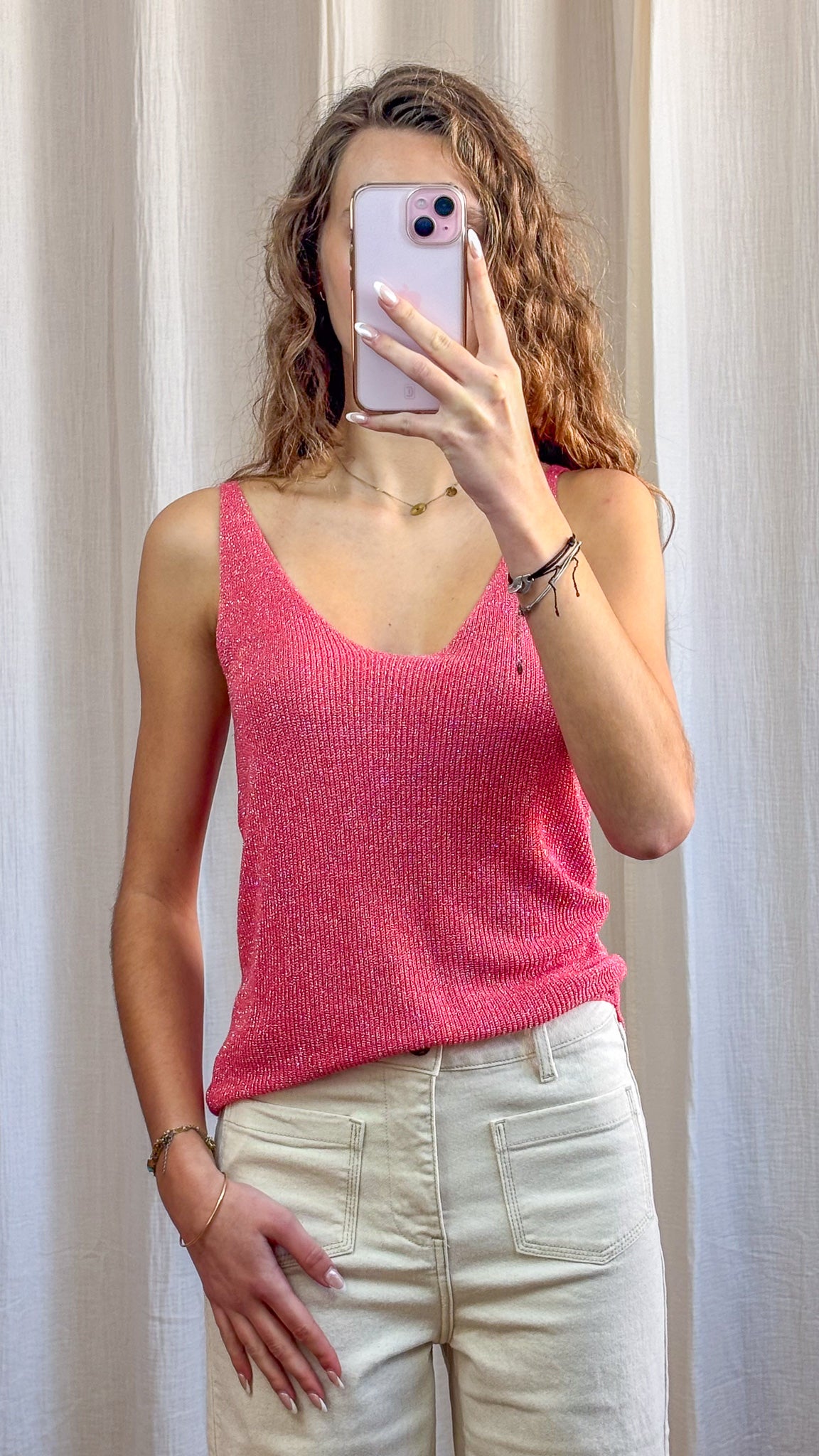 Top débardeur rose fuchsia à paillettes en maille lurex fine bretelles larges femme porté avec jean écru