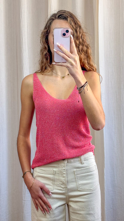 Top débardeur rose fuchsia à paillettes en maille lurex fine bretelles larges femme porté avec jean écru