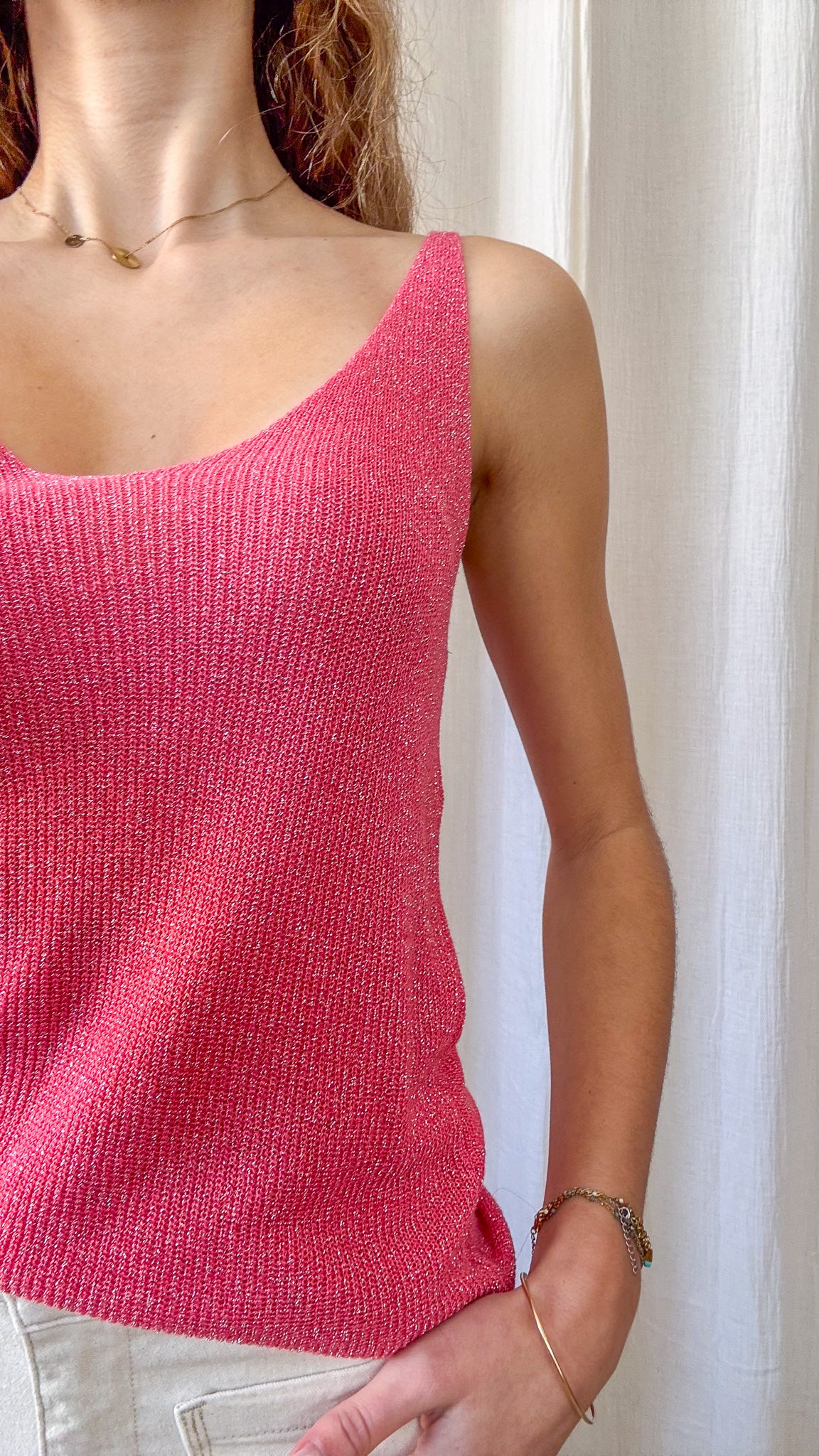 Top débardeur rose fuchsia à paillettes en maille lurex scintillante, bretelles larges et encolure arrondie, femme été
