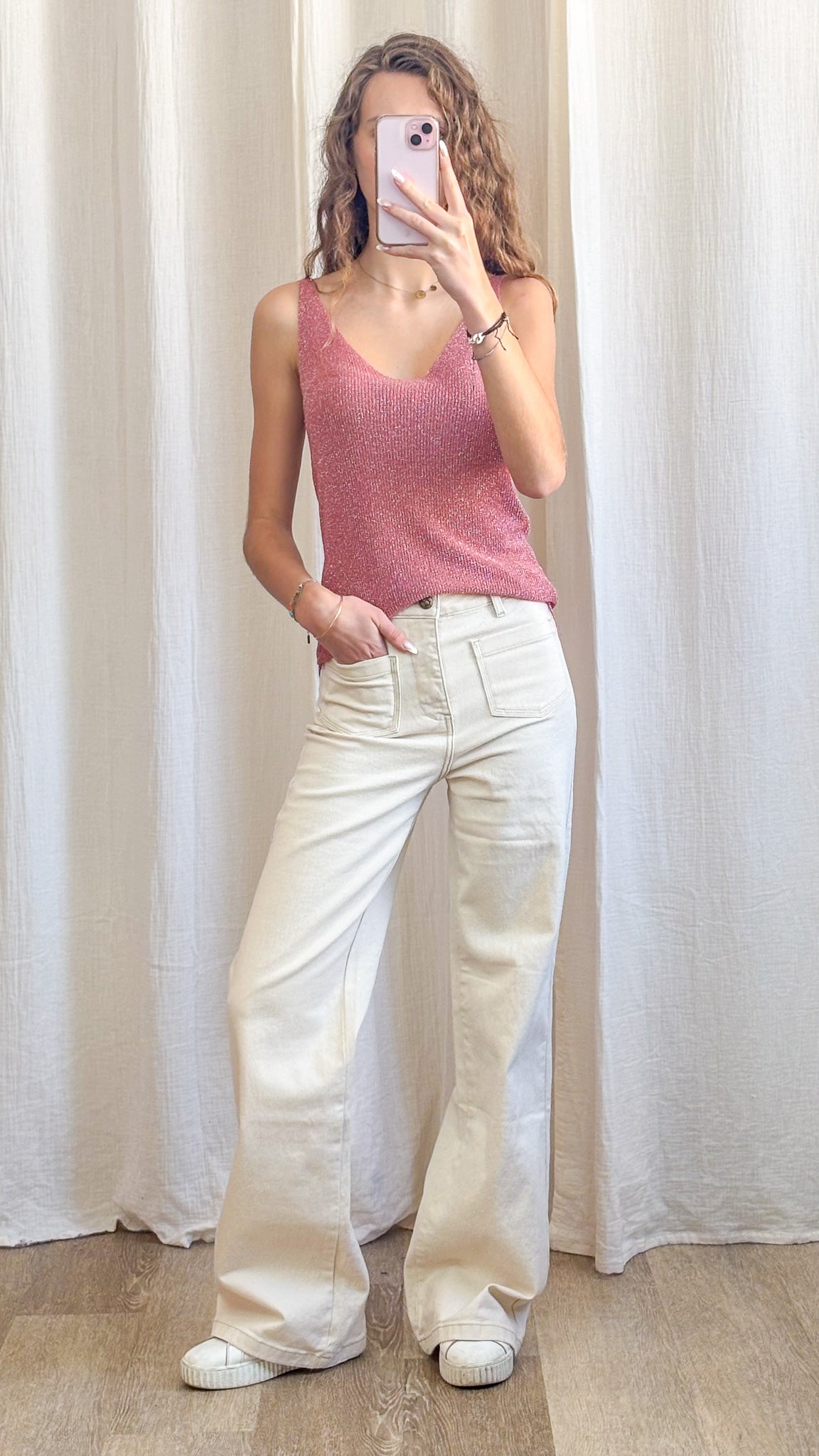 Top débardeur rose paillettes maille lurex femme col V fines bretelles porté avec jean blanc taille haute