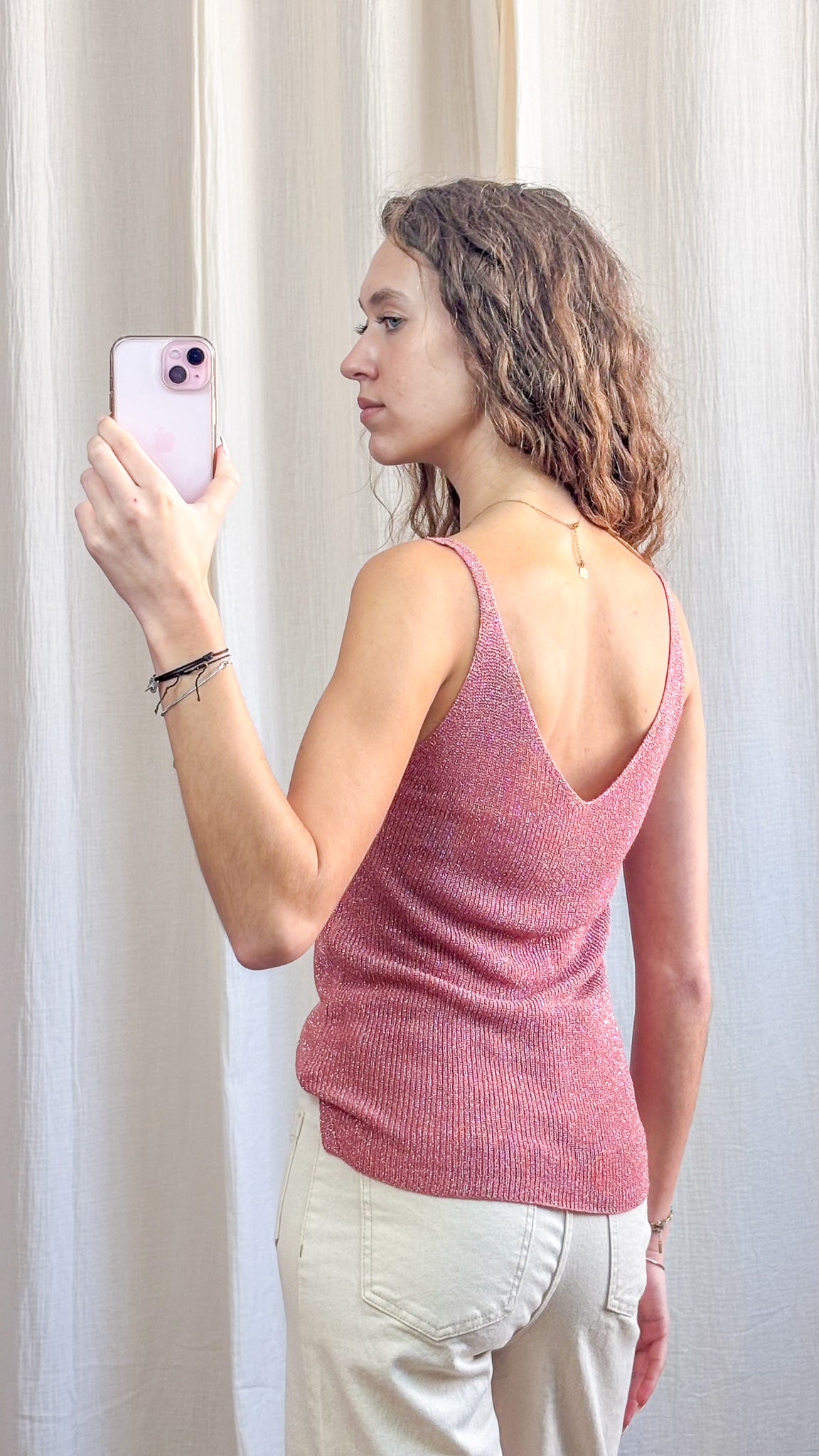 Top débardeur rose paillettes lurex dos nu femme maille fine bretelles, porté avec jean beige