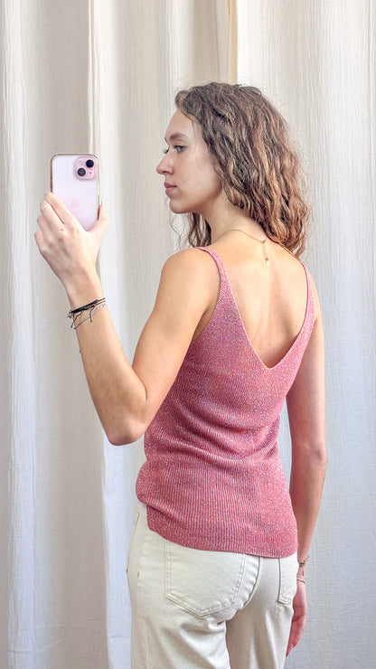 Top débardeur rose paillettes lurex dos nu femme maille fine bretelles, porté avec jean beige