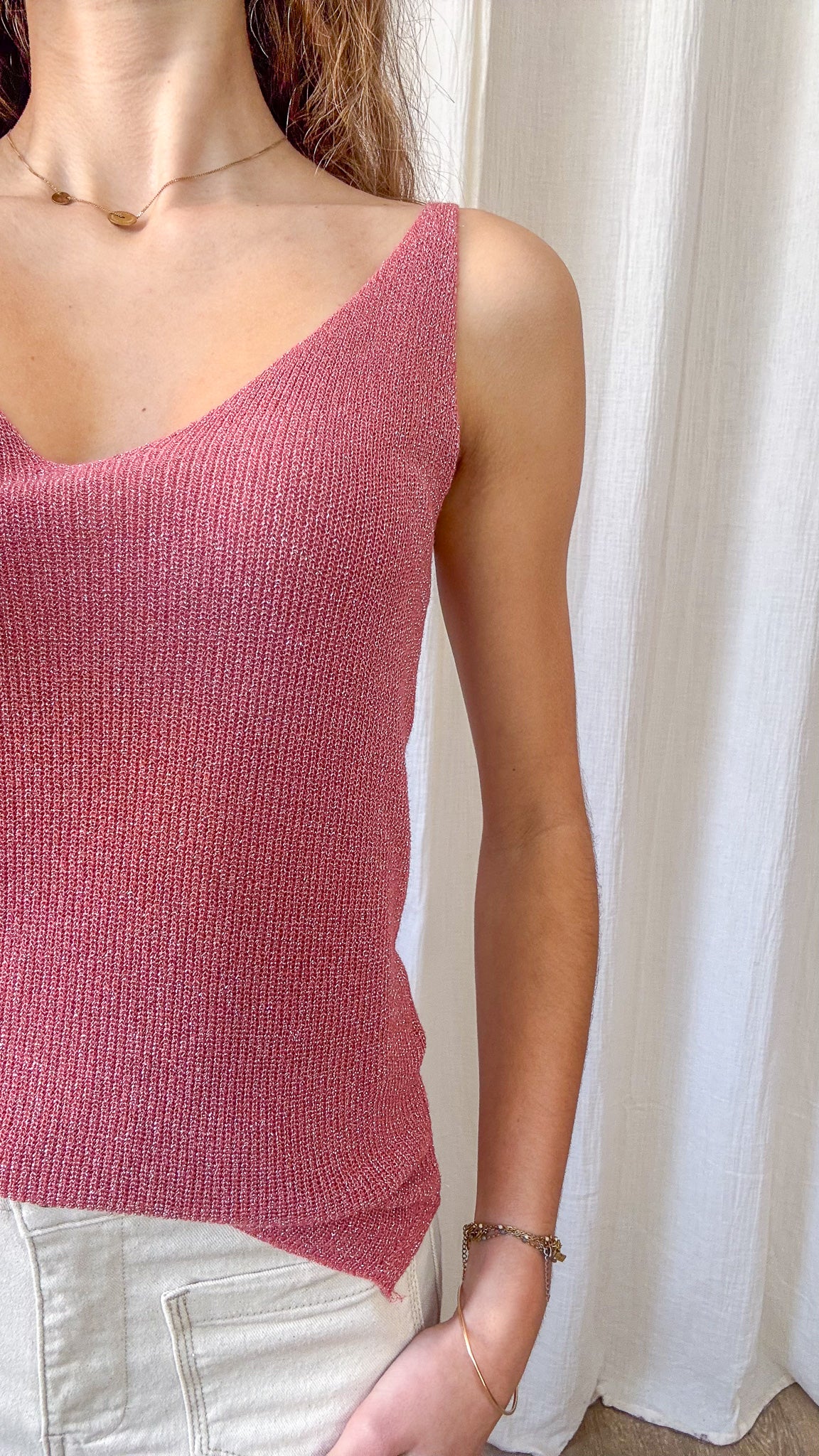 Top débardeur rose paillettes en maille lurex fine bretelles larges col V femme porté avec jean beige