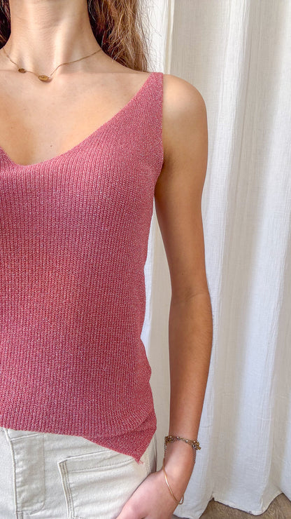 Top débardeur rose paillettes en maille lurex fine bretelles larges col V femme porté avec jean beige