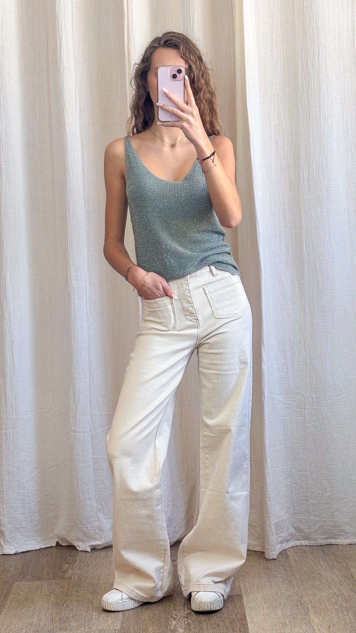 Débardeur paillettes vert d'eau maille lurex femme porté avec pantalon large écru tenue été chic décontractée