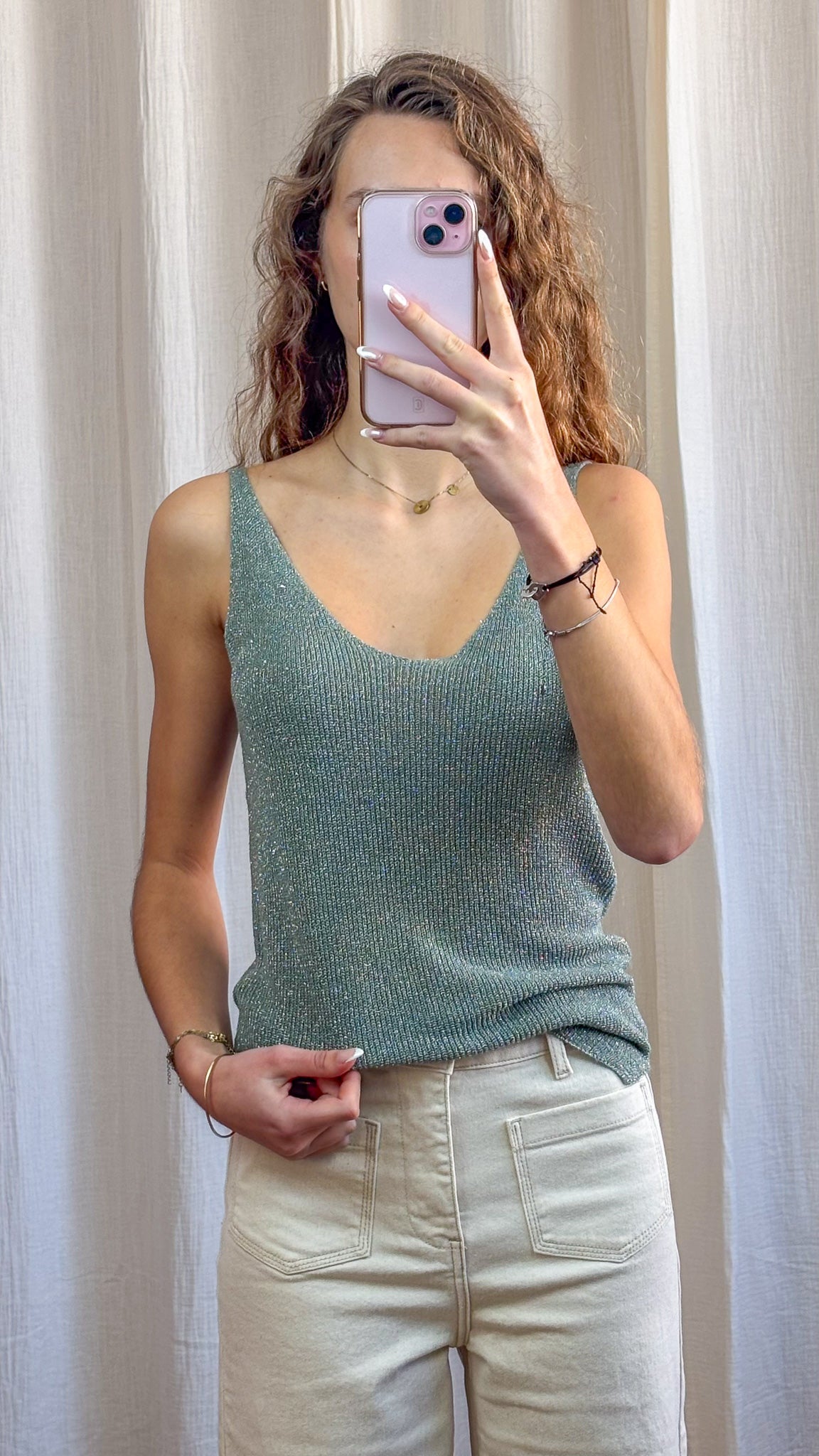 Top débardeur paillettes vert d'eau en maille lurex fine à bretelles, porté avec jean beige taille haute femme