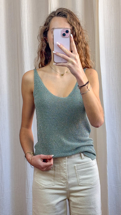 Top débardeur paillettes vert d'eau en maille lurex fine à bretelles, porté avec jean beige taille haute femme
