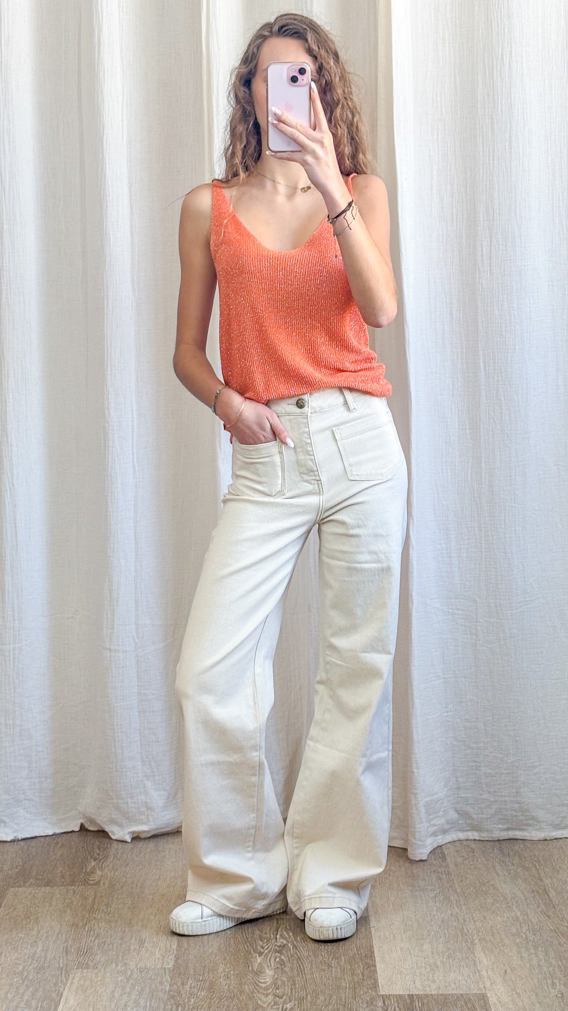 Débardeur orange à paillettes maille lurex femme porté avec pantalon large écru, top bretelles fines été tendance