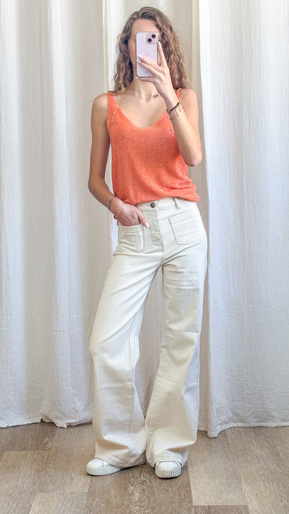 Débardeur orange à paillettes maille lurex femme porté avec pantalon large écru, top bretelles fines été tendance