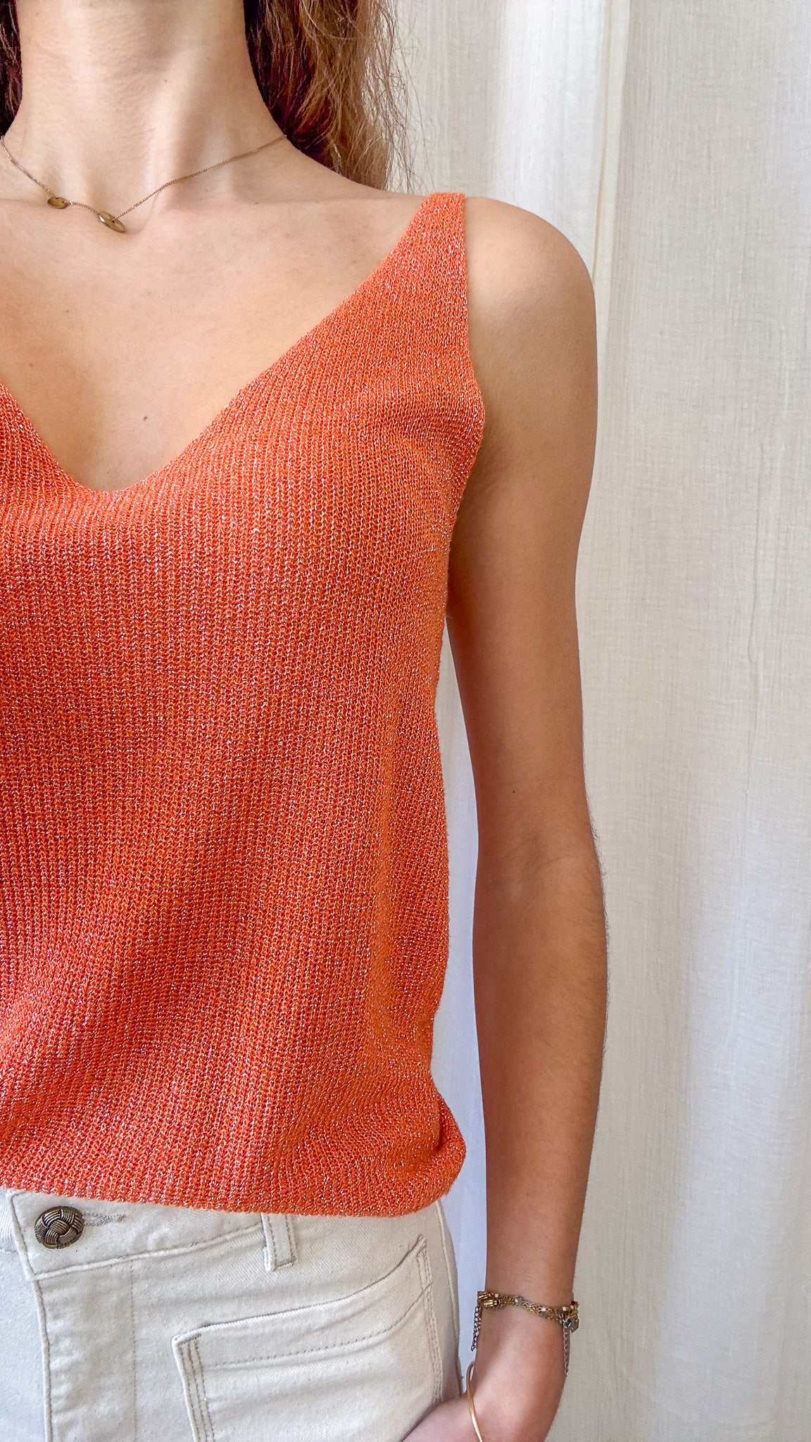 Top débardeur orange à paillettes en maille lurex fine bretelles larges col V femme porté avec jean écru
