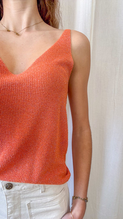 Top débardeur orange à paillettes en maille lurex fine bretelles larges col V femme porté avec jean écru