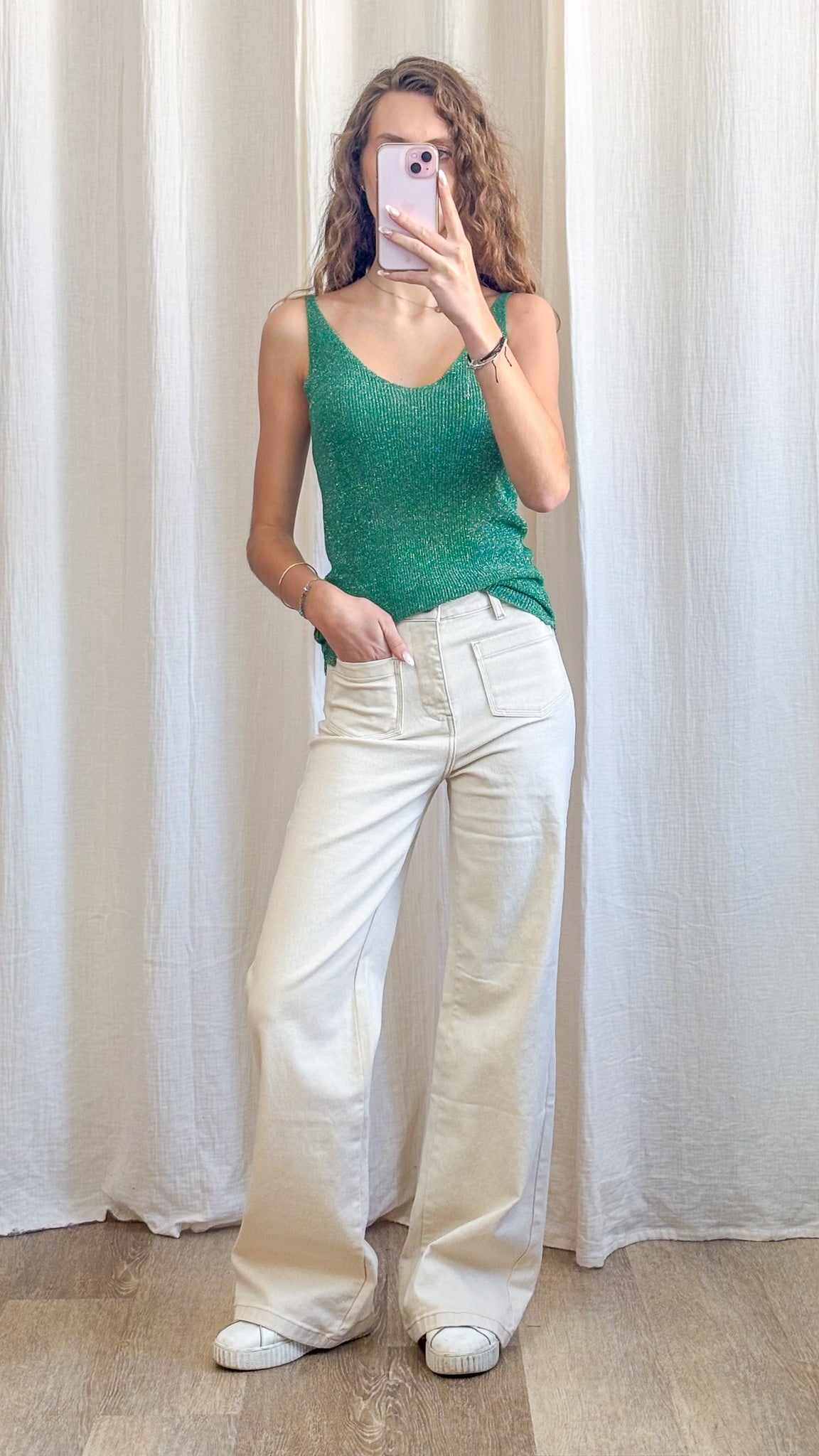 Débardeur à paillettes vert émeraude en maille lurex fine bretelles fines porté avec pantalon large écru femme