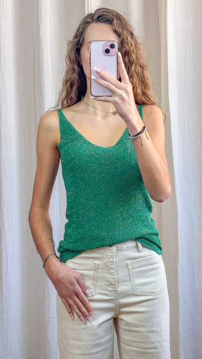Top débardeur vert émeraude à paillettes en maille lurex fine bretelles femme porté avec jean écru