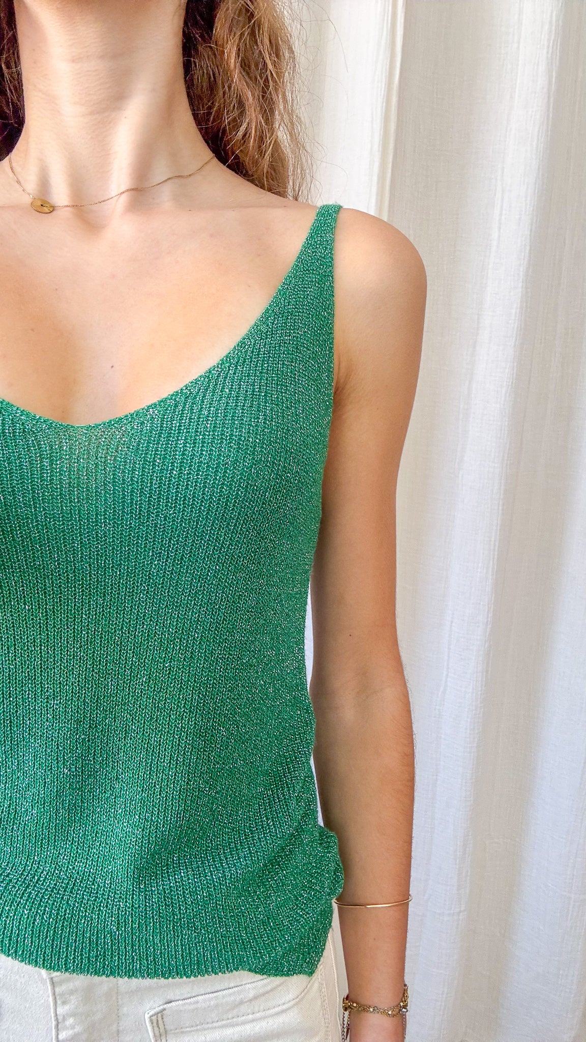 Top débardeur vert émeraude en maille lurex pailletée à fines bretelles et décolleté V porté avec jean beige femme