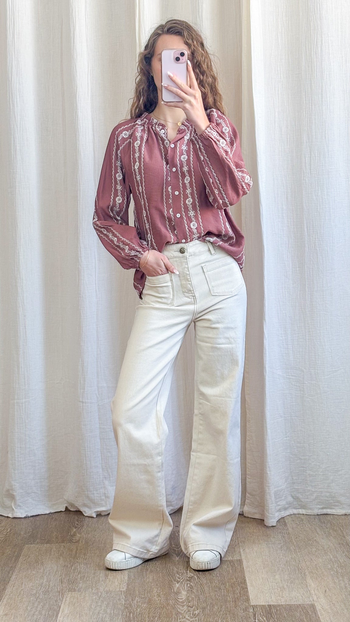 Blouse Monique - Blouse brodée rose col volanté