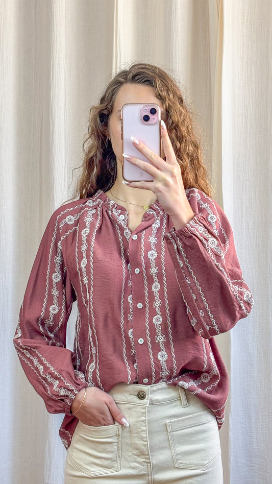 Blouse Monique - Blouse brodée rose col volanté