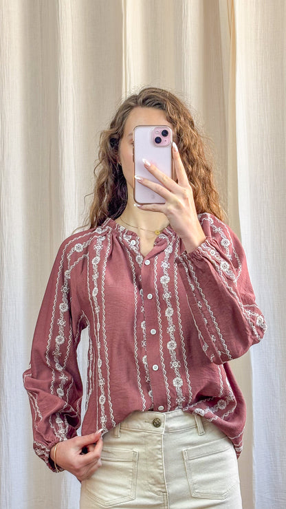 Blouse Monique - Blouse brodée rose col volanté