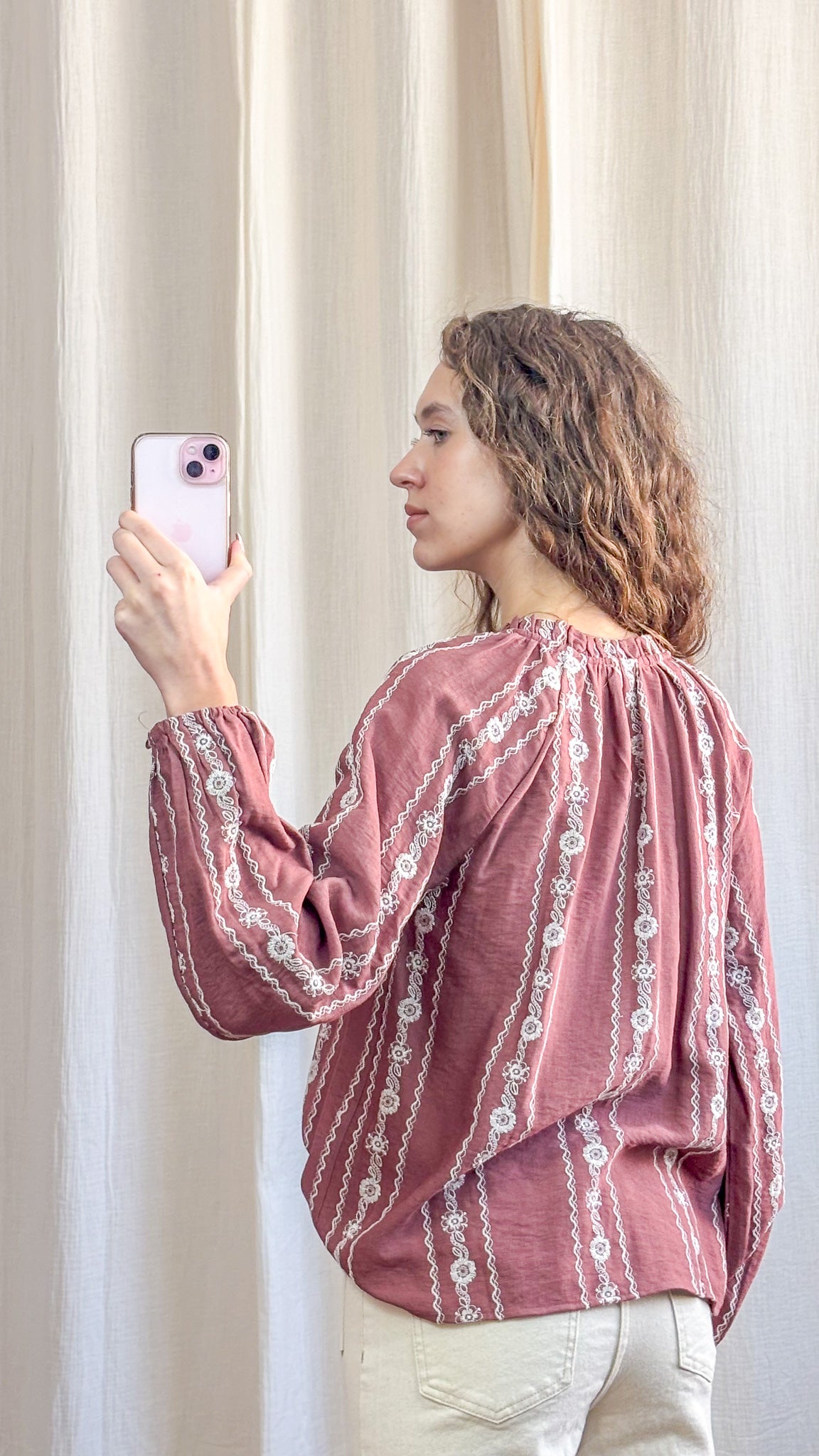 Blouse Monique - Blouse brodée rose col volanté