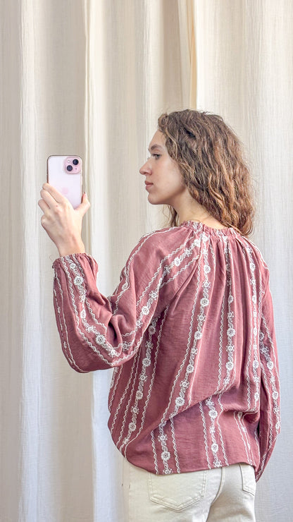 Blouse Monique - Blouse brodée rose col volanté